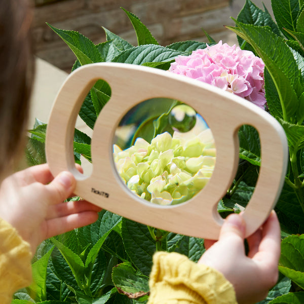 Easy Hold Magnifier,The Easy hold magnifier offers a great start for young explorers providing 3 times magnification (5 times magnification via a small enlargement lens). The easy hold magnifier has an easy to hold hardwood frame making it ideal for small hands. The Easy hold magnifier is a great way to explore the world of insects and animals. A great way to provoke discussion and encourage interaction. The Easy hold magnifier is perfect for Forest School activities. The Easy hold magnifier has a hardwood 