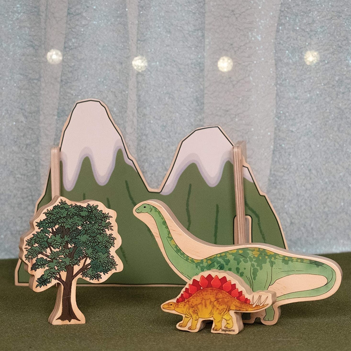 Happy Architect Dinosaurs,Watch this set of dinosaurs come alive in your own home, with the latest addition to our range Happy Architect Dinosaurs.The Happy Architect Dinosaurs Set Includes 10 of the favourite dinosaurs (T-Rex, Triceratops, Spinosaurus and Brachiosaurus to name a few), this Happy Architect Dinosaur set comes complete with an interactive wooden background. Happy Architect Dinosaurs Volcanoes, mountains and cave will have young adventurers’ imagination running wild! The Happy Architect Dinosa